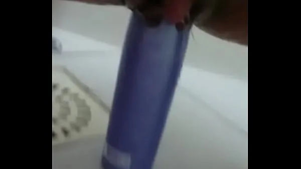 Store Stuffing the shampoo into the pussy and the growing clitoris fine film