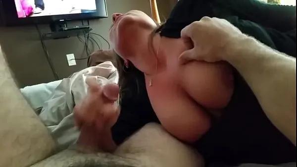 Grote Guy getting a blowjob while watching porn on his phone fijne films