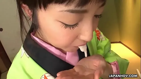 大Asian bitch in a kimono sucking on his erect prick电影