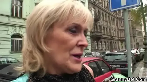 Stora Old granny prostitute takes it from behind fina filmer