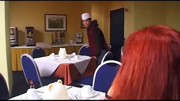 Veliki Old woman fucks the young waiter and his friend dobri filmi
