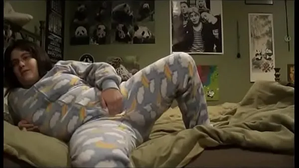 Nagy FOOTIE PAJAMA PLAYING: Playing in my parents' bed in pajamas, I masturbate while thinking about my step brother remek filmek