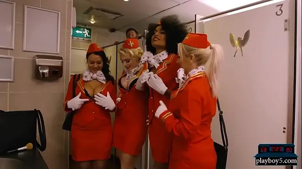 Veliki Black flight attendant fucks a frequent flyer in a toilet dobri filmi