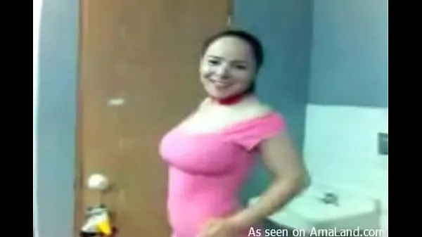 Grandi Busty Latina in pink strips in the bathroomfilm di qualità