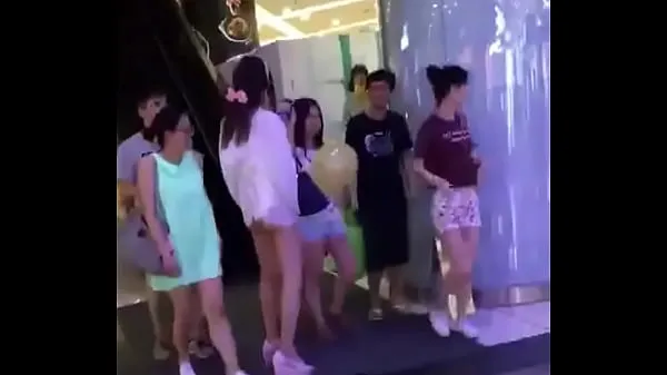 Filem besar Asian Girl in China Taking out Tampon in Public halus