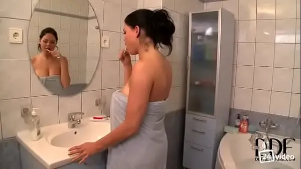 Büyük Girl with big natural Tits gets fucked in the shower güzel Filmler
