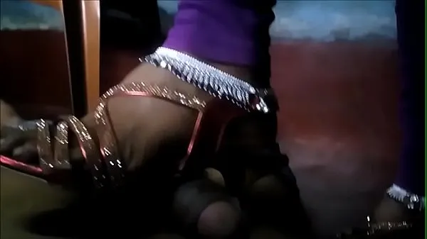 Grandi Indian Bhabhi Trampling dick in high heels and Ankletsfilm di qualità
