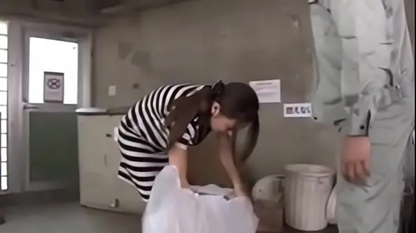 Stora Japanese girl fucked while taking out the trash fina filmer