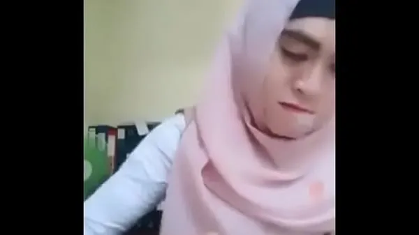 Świetne Indonesian girl with hood showing tits świetne filmy