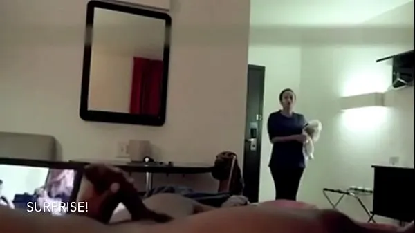Hotel Maid Catches Him Jerking and Watches Him Cum Film bagus yang bagus