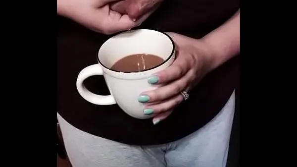 Große Stillende Mutti drückt Muttermilch in Kaffeeschöne Filme