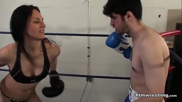 大Tattooed Bitch Beats Up Man in Boxing电影