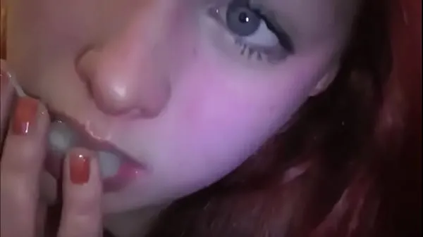Stora Married redhead playing with cum in her mouth fina filmer