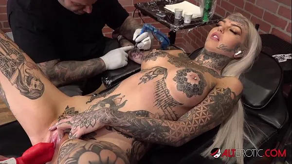 Suuret Amber Luke masturbates while getting tattooed hienot elokuvat