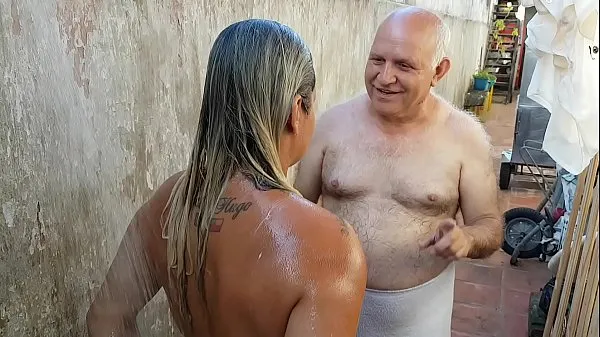 Stora Grandpa bathing the young girl he met on the beach !!! Paty Butt - Old Grandpa - El Toro De Oro fina filmer