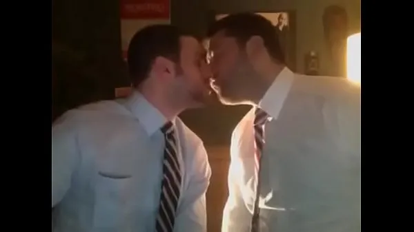 Suuret Sexy Guys Kissing Each Other While Smoking hienot elokuvat