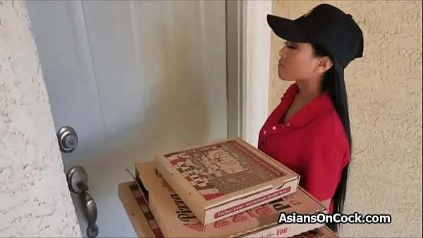 Stora Asian delivery lady fucked by two horny guys fina filmer