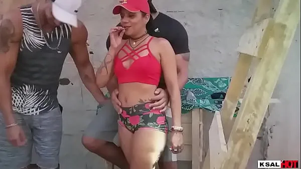 Grandes Ksal Hot and his friend Pitbull porn try to break into a house under construction to fuck, but the mosquitoes fucked with them filmes excelentes