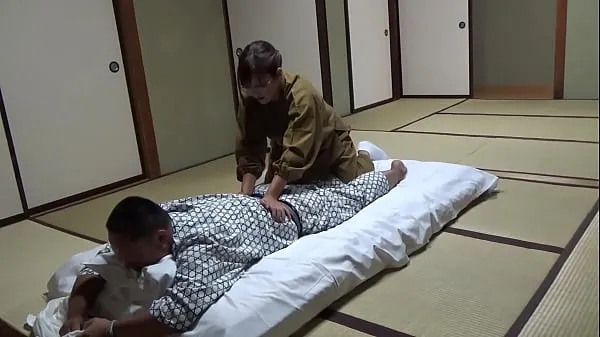 Store Seducing a Waitress Who Came to Lay Out a Futon at a Hot Spring Inn and Had Sex With Her! The Whole Thing Was Secretly Caught on Camera in the Room fine film