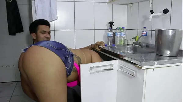 대형 The cocky plumber stuck the pipe in the ass of the naughty rabetão. Victoria Dias and Mr Rola 고급 영화