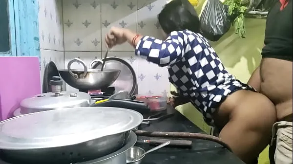 The maid who came from the village did not have any leaves, so the owner took advantage of that and fucked the maid (Hindi Clear Audio Phim hay lớn