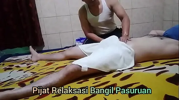 대형 Straight man gets hard during Thai massage 고급 영화