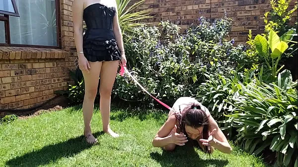 Grote Girl taking her bitch out for a pee outside | humiliations | piss sniffing fijne films