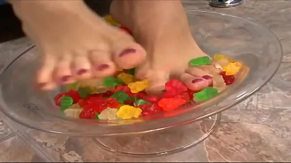 Grandi gummy bears and feet fetishfilm di qualità