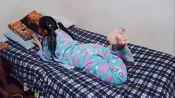 My pretty neighbor in pajamas lets me see her underwear and fuck her before they discover us, we're home alone and I took the opportunity to fuck her Phim hay lớn