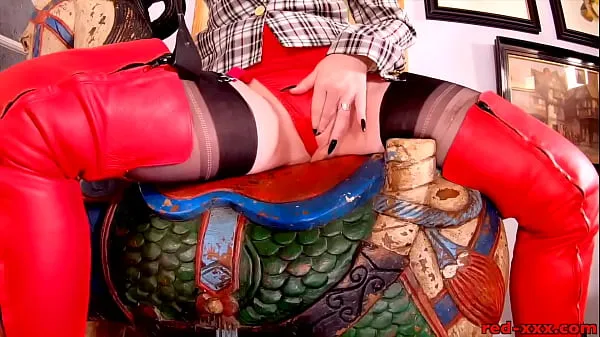 大Hot MILF Red XXX in her sexy red thigh high boots电影