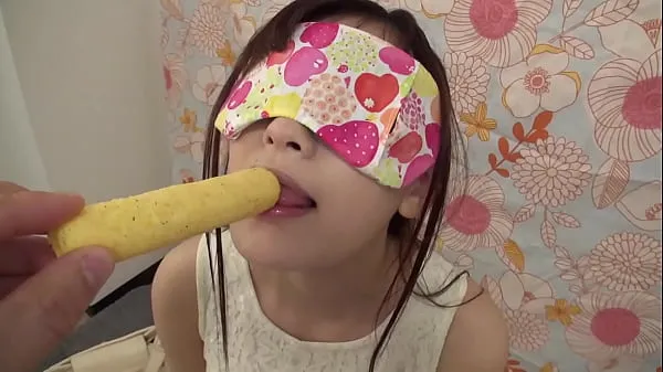 بڑی She'll win a prize if she can guess all the contents of the mouth with blindfolds! Yuna is 20 years old, and she noticed soon when licking a dick عمدہ فلمیں