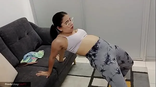 大I get excited to see my stepsister's big ass while she exercises, I help her with her routine while groping her pussy电影