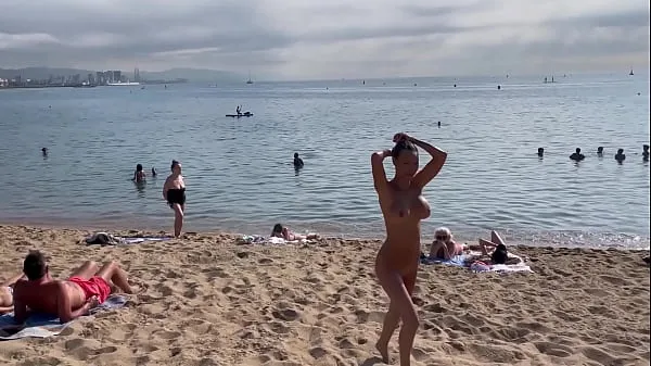 대형 Naked Monika Fox Swims In The Sea And Walks Along The Beach On A Public Beach In Barcelona 고급 영화