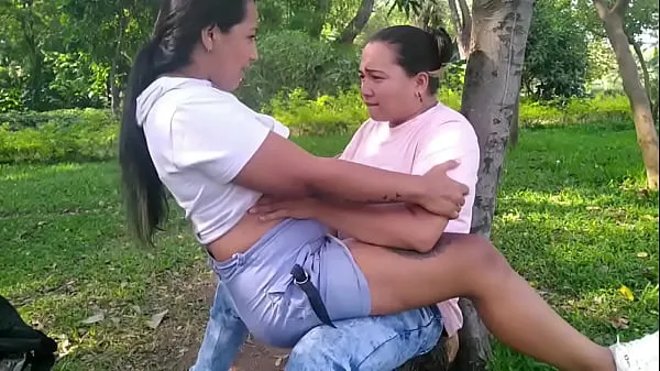 대형 Michell and Paula go out to the public garden in Colombia and start having oral sex and fucking under a tree 고급 영화