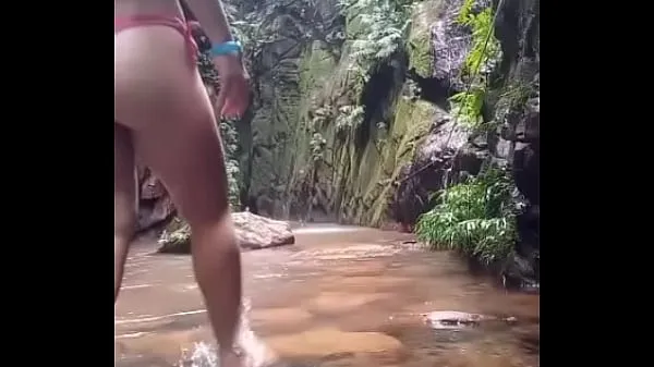 대형 Super hot in a bikini with her giant round ass teasing the water 고급 영화