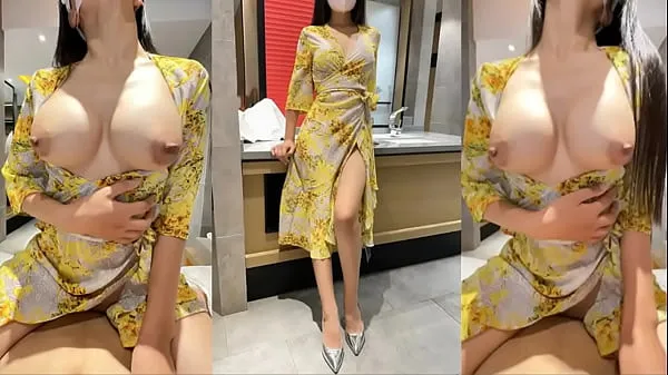 Velké The "domestic" goddess in yellow shirt, in order to find excitement, goes out to have sex with her boyfriend behind her back! Watch the beginning of the latest video and you can ask her out skvělé filmy