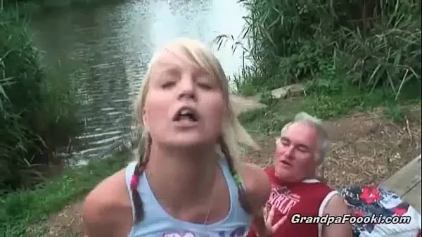 Velké Gorgeous blonde rides dick on the river shore skvělé filmy