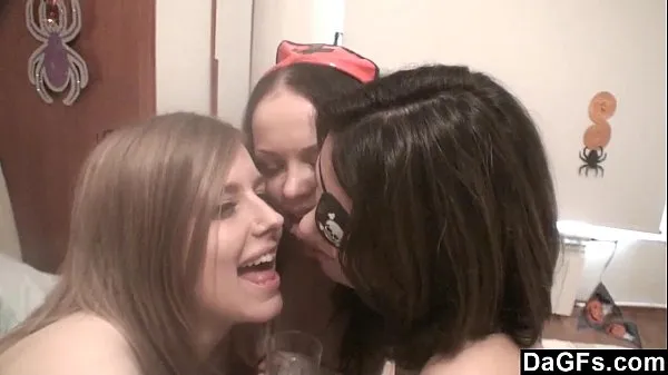 بڑی Dagfs - Three Costumed Lesbians Have Fun During Halloween Party عمدہ فلمیں
