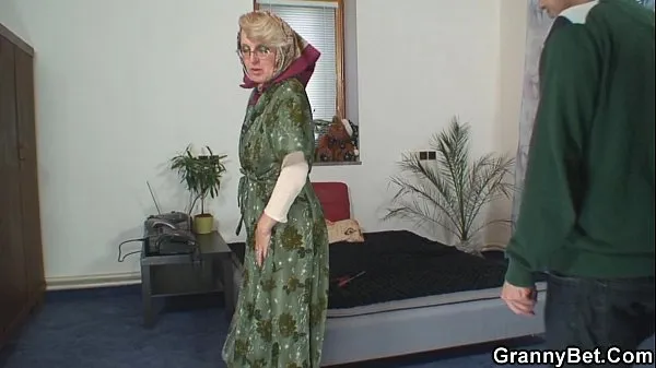 Grote Lonely old grandma pleases an young guy fijne films